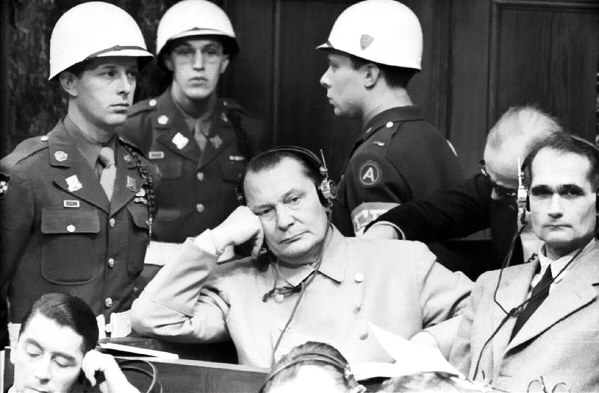 Герман Геринг и другие преступники на скамье подсудимых на Нюрнбергском процессе