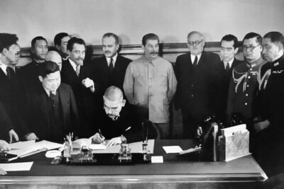На другой фотографии те же лица, только за столом сидит Мацуока. Он старательно выписывает иероглифы под советско-японским пактом о нейтралитете.