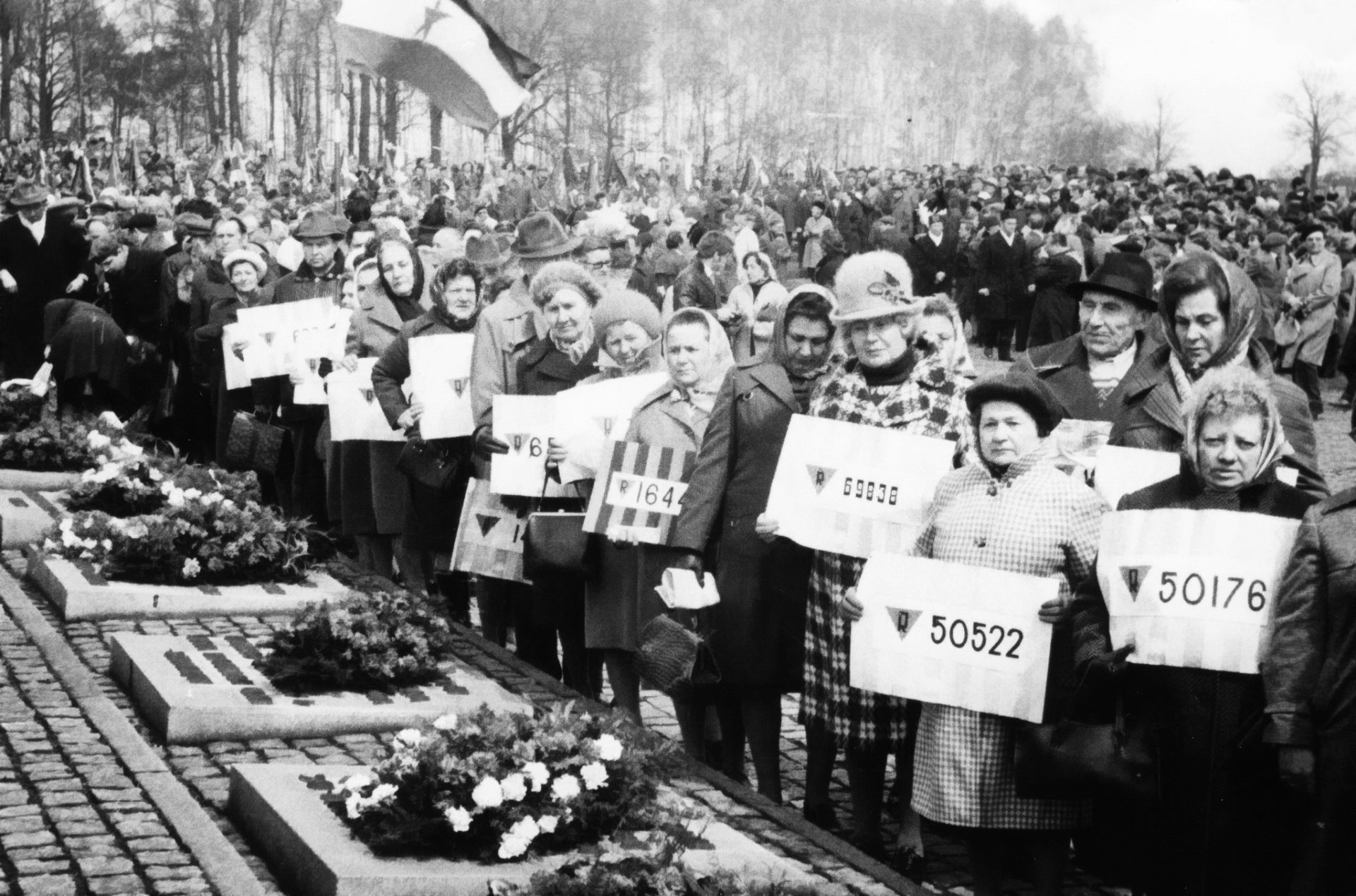 Девушки из Освенцима... Бывшие узники Освенцима: экскурсия в Освенцим после войны (1980 г.)